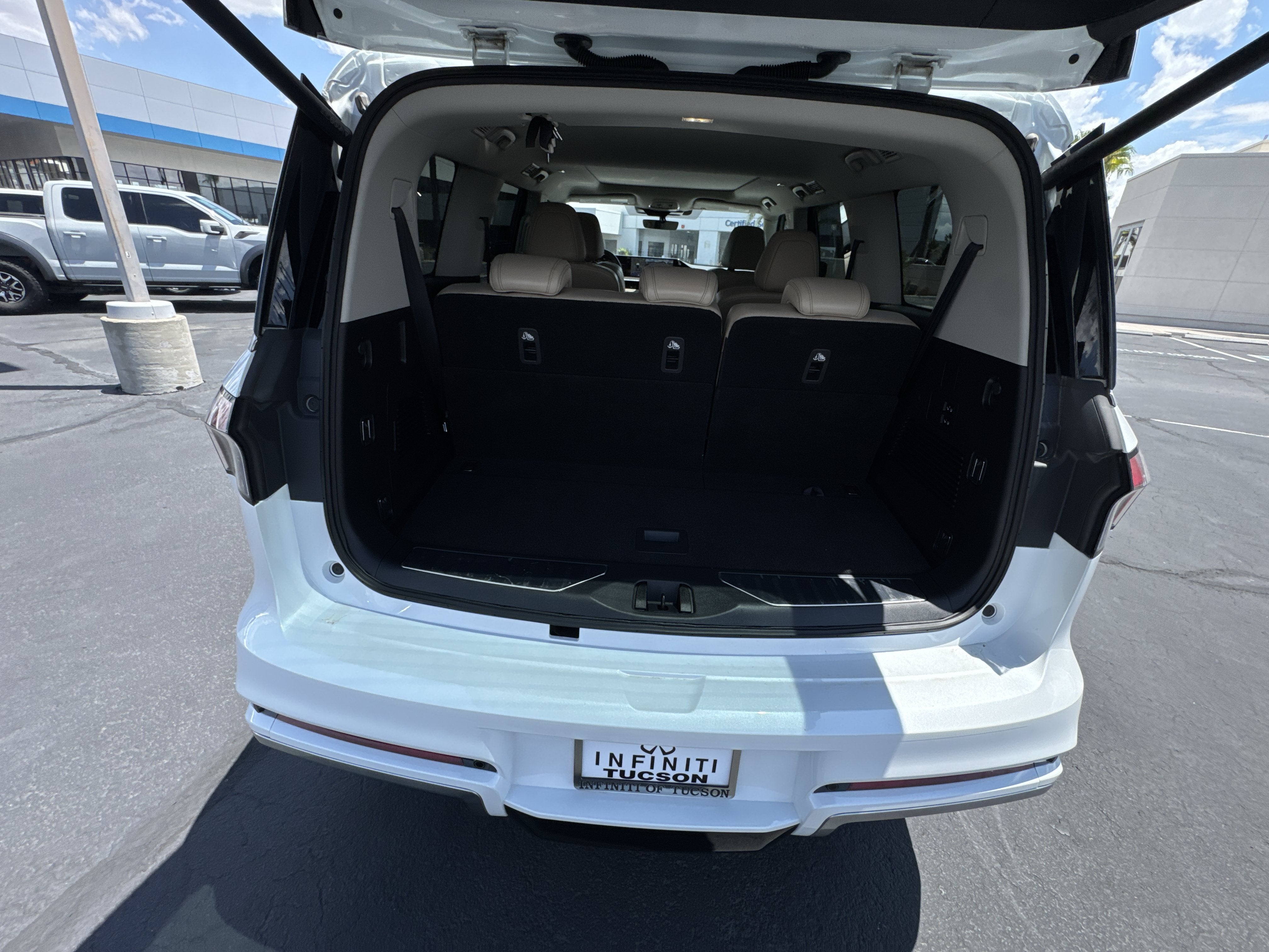 2025 INFINITI QX80 PURE
